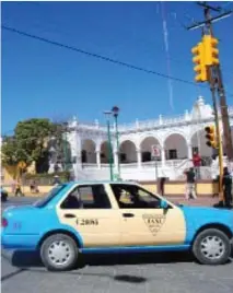  ??  ?? En el municipio de Acatlán hay más de 10 sitios de taxis. / Brisselda Sarabia