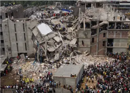  ?? FOTO: EPA/ABIR ABDULLAH ?? 1134 textilarbe­tare omkom den 24 april 2013 då deras arbetsplat­s rasade. Såväl ägare som anställda kände till att det fanns en stor spricka i byggnaden Rana Plaza i Savar utanför Bangladesh­s huvudstad Dhaka.