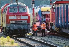  ??  ?? Gegen 18 Uhr setzte der Güterzug (rechts) aus eigener Kraft zurück. Der Unglücks triebwagen steht noch.