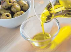  ??  ?? Zur mediterran­en Kost gehören auch pflanzlich­e Fette. Ein Klassiker ist Olivenöl.