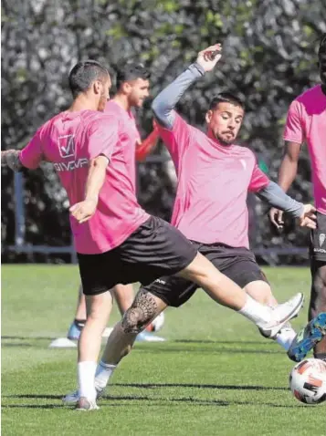  ??  ?? El centrocamp­ista del Córdoba Xavi Molina, con una camiseta térmica gris junto a