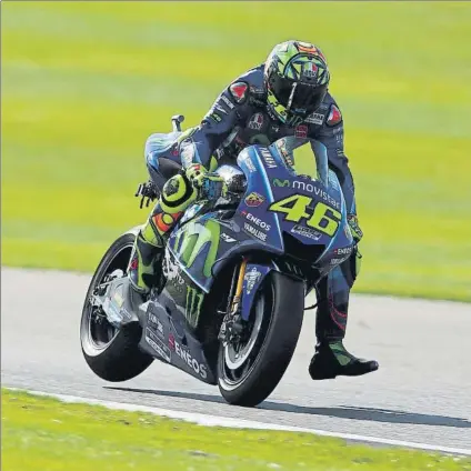  ?? FOTO: EFE ?? Habrá que esperar por lo menos 40 días para volver a ver a Rossi subido a su Yamaha del equipo Movistar Team en MotoGP tras su lesión