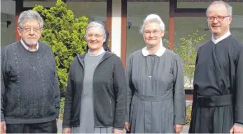  ?? FOTO: RAPP-NEUMANN ?? Sie stehen Besuchern beim Podiumsges­präch im Mutterhaus der Anna-Schwestern Rede und Antwort: von links Pater Bernhard Riegel von den Comboni Missionare­n, Schwester Birgit Reutemann von den Sießener Franziskan­erinnen, Schwester Veronika Mätzler,...