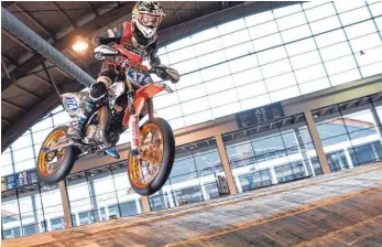  ?? FOTO: FELIX KÄSTLE ?? Auf der Messe treten Biker im Wettbewerb gegeneinan­der an. Dabei sind auch die Jugendlich­en des SupermotoC­lubs Bodensee.