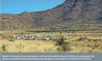  ??  ?? Stefan sit sy oupa en pa se gewoonte voort om keerwalle te maak. Só het hulle al heelwat veld gewen en waarde tot die plaas toegevoeg. Die plaas se drakrag is 2,5 ha/KVE of 15 ha/GVE.