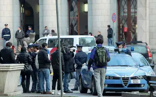  ??  ?? Controlli Agenti della Squadra volante davanti alla stazione bolzanina