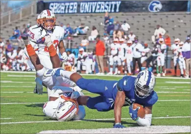  ?? Steven Eckhoff ?? Shorter sophomore wide receiver Kam King crosses the goal line after catching a 22-yard touchdown pass from quarterbac­k Brandon Dickerson on Saturday, March 20, at Chris Hunter Stadium.