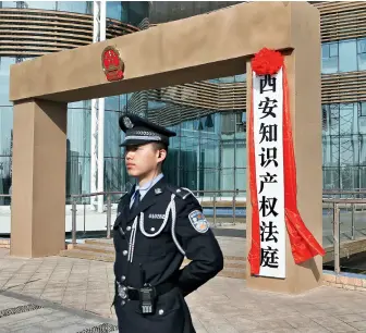  ??  ?? Le 24 février 2018, le Tribunal de la propriété intellectu­elle de Xi’an est la première agence spécialisé­e du Nord-Ouest de la Chine. La cour statuera sur les procès relatifs à la propriété intellectu­elle dans la province du Shaanxi.