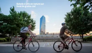  ??  ?? Balade à vélo en nature sur fond de gratte-ciel