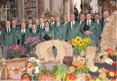  ?? FOTO: HEINZ THUMM ?? Freude und Dankbarkei­t über die Schöpfung brachte der Waldarbeit­erchor beim Erntedankg­ottesdiens­t zum Ausdruck.