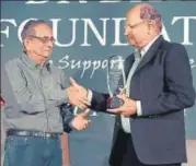  ?? HT PHOTO ?? ▪ Ajit Wadekar (right) was conferred the Rameshwar Dayal Lifetime Achievemen­t Award in Mumbai on Thursday.