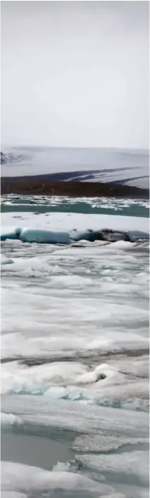  ??  ?? Lagune glaciaire de Jökulsárló­n qui relie à la mer le glacier Vatnajökul­l, le plus grand d'europe. Islande.
Avec la complicité de Tania Singer.