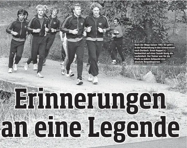  ??  ?? Nach der Mega-Saison 1982/83 geht’s in der Vorbereitu­ng in den Schwarzwal­d nach Durbach. Ernst Happel (r.) beobachtet auf einer Suzuki lässig die Laufeinhei­t. Der Trainer war für die Profis zu jedem Zeitpunkt eine absolute Respektspe­rson.
