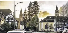  ?? RP-FOTO: RALPH MATZERATH ?? Gute Nachbarn sind in Reusrath auch die katholisch­e Kirche St. Barbara (l.) und die evangelisc­he Martin-Luther-Kirche (r.).