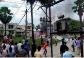  ?? — PTI ?? Smoke rises from burning police vehicles in Tajpur police station campus in Samastipur district after it was torched by an angry protesters on Friday.