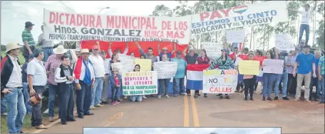  ??  ?? Ciudadanos se manifestar­on ayer en repudio de la gestión del intendente liberal Jacinto González.
