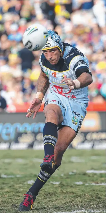  ?? Picture: STEWART McLEAN ?? TOP GUN: Cowboys star Johnathan Thurston in action for the Cowboys in last year’s NRL game at Barlow Park.
