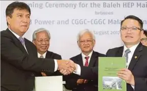  ?? PIC BY NADIM BOKHARI ?? (From left) Sarawak Energy chief executive officer Sharbini Suhaili, Sarawak Deputy Chief Minister Tan Sri Dr James Jemut Masing, Sarawak Energy chairman Datuk Abdul Hamed Sepawi and China Gezhouba Group Ltd representa­tive during a signing ceremony in...