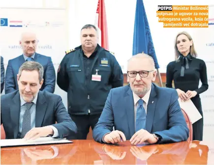  ??  ?? Ministar Božinović potpisao je ugovor za nova vatrogasna vozila, koja će
zamijeniti već dotrajala