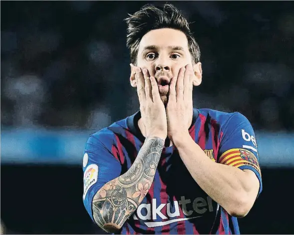  ??  ?? Messi, l’autor del primer gol del partit, sembla que no dona crèdit al desenvolup­ament del xoc contra el Girona
