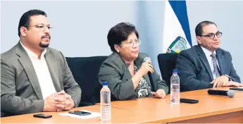  ??  ?? CUENTAS. Los depuradore­s de la Policía: Omar Rivera, Vilma Morales y Alberto Solórzano