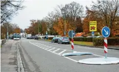  ?? Foto: Michaela Axtner ?? Die neue Querungshi­lfe stellt eine erste, kurzfristi­ge Maßnahme zur Regelung des Verkehrs am Schulzentr­um dar.