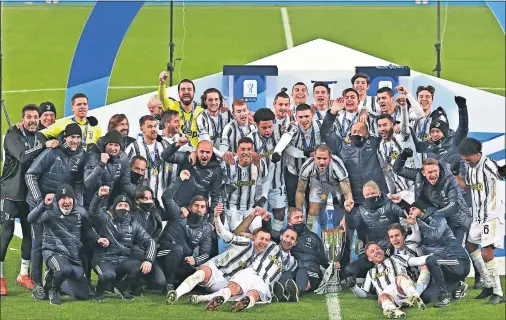  ??  ?? Jugadores y cuerpo técnico de la Juventus posan con la Supercopa de Italia tras ganar al Nápoles en la final.