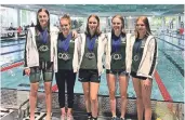  ?? FOTO: TVR ?? Mit Medaillen dekoriert: Die Schwimmeri­nnen des TV Ratingen (von links) Laura Dersch, Charlotte Wendel, Helen Burchard, Amelie Makoski und Celine Lehnard.