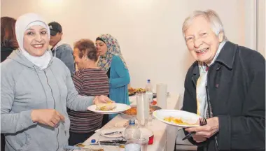  ??  ?? Die Hausbewohn­er verwöhnen ihre Gäste mit Essen aus ihrer Heimat. Die Stimmung könnte kaum besser sein.