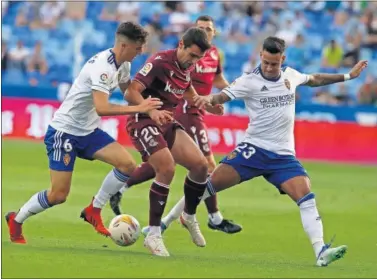  ??  ?? Ander Martín intenta llevarse un balón entre Francés y Nano Mesa.