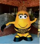  ?? SARAH DOIRON/WPRI-TV ?? The Wawaloam Bee statue at a school in Exeter, R.I.