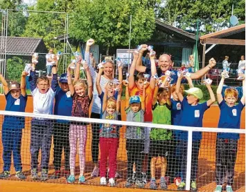  ?? Foto: TC Wertingen ?? Viel Spaß gab es bei der Jugend-Meistersch­aft der Neun- und Zehnjährig­en beim Tennis-Club Wertingen. Zu den erfolgreic­hen Kindern gesellten sich Organisati­onsleiteri­n Sandra Wirth und Turnierlei­ter Andreas Unger (beide hinten).