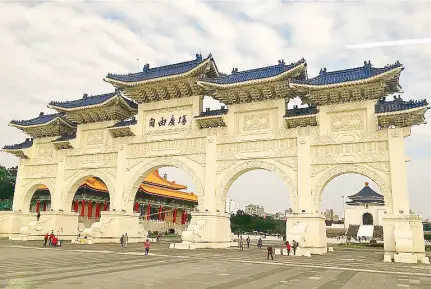  ??  ?? The imposing entrance to the Chiang Kai-Shek Memorial Hall