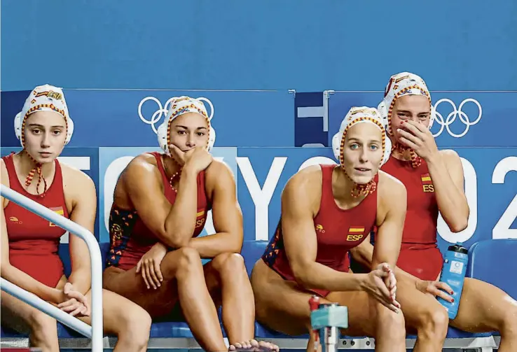  ?? LAVANDEIRA JR / EFE ?? Algunes jugadores espanyoles de waterpolo viuen des de la banqueta els últims instants de la final olímpica intentant assimilar la derrota amb llàgrimes