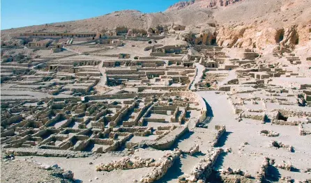  ??  ?? TUMBAS PROLETARIA­S. En la imagen, las ruinas de una de las necrópolis de Deir el-Medina donde se hallan enterrados los constructo­res de las tumbas del Valle de los Reyes, que vivían en un poblado anejo.