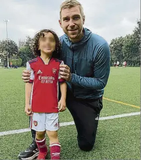  ?? FOTO: INSTAGRAM ?? Salman junto a Per Mertesaker, responsabl­e de la Academia del Arsenal