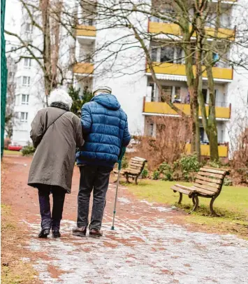  ?? Foto: Sebastian Gollnow, dpa ?? Senioren, die auch nach der Rente weiter arbeiten oder Flaschen sammeln, um etwas Geld zu verdienen: „Altersarmu­t“ist ein re gelmäßiges Schlagwort im Wahlkampf. Aber geht es wirklich so ungerecht zu im Land?