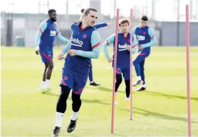  ?? Miguel Ruiz / FCB ?? Griezmann, en primer terme, a l’entrenamen­t d’ahir.