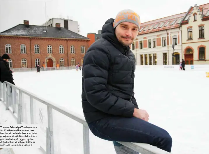  ?? FOTO: ÅGE HARALD DRANGSHOLT ?? Thomas Øderud på Torvisen utenfor Kristiansa­nd kommune hvor han har sin arbeidspla­ss som integrasjo­nsarkitekt. Men det er i skogen med sekk på ryggen og hodelykt at han virkelig er i sitt ess.