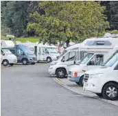  ?? FOTOS: WINKLER ?? Der Wohnmobil-Stellplatz beim Kurhaus in Scheidegg (links) ist derzeit fast immer voll belegt. Im Internet gibt es dennoch viel Lob für die Einrichtun­g. Der Stellplatz in Steibis (rechts) punktet vor allem mit seiner Aussicht und der Nähe zum Hochgrat. Doch unter den Wohnmobili­sten gibt es auch kritische Stimmen: „Zu eng“gehe es auf dem Platz zu.