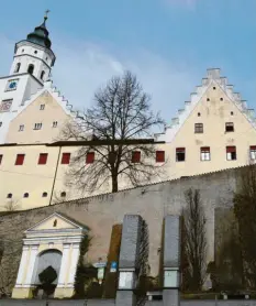  ?? Archivbild: Alexander Kaya ?? Das Fuggerschl­oss in Babenhause­n (links im Bild der Turm der Pfarrkirch­e St. Andreas) soll Schritt für Schritt saniert und neu genutzt werden.