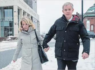  ?? ANDREW VAUGHAN THE CANADIAN PRESS ?? Dennis Oland and his wife Lisa head from the Law Courts in Saint John, N.B., on Tuesday. A mistrial has been declared in the retrial of Oland for the second-degree murder of his multimilli­onaire father.