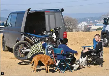  ??  ?? 1 Entre deux runs sur le circuit de dirt des Cardus, Jack Miller fait une pause avec Thomas, son helpeur, Remy Gardner et Kristian Daniel Jr, espoir annoncé. 2 Hiroshi Aoyama, champion du monde 250 en 2009, ne rechigne pas à venir essorer la poignée de gaz en compagnie de Kaito Toba. 3 Surtout pas de gamelle, ça porte l’oeil... Le chien de Gardner boit à la bouteille. 4 En appui sur sa « Hot shoe », Jack Miller essore la poignée et maîtrise la dérive. 5 Image à peine croyable aux alentours du circuit de Barcelone. Miller emmène dans sa roue Vierge et Quartararo.