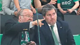  ??  ?? ANDEBOL. Bruno de Carvalho e Marta Soares voltaram a aparecer juntos em público domingo, no Pavilhão João Rocha. Trocaram impressões na tribuna, desceram ao recinto e festejaram o título