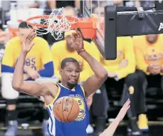  ?? /GETTY IMAGES ?? Kevin Durant aún no conoce la derrota en playoffs con el uniforme de los Warriors.