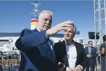  ?? - La Presse canadienne: Jacques Boissinot ?? Philippe Couillard, à gauche, et l’océanograp­he Jean Lemire lors d’une conférence de presse sur un navire de croisière touristiqu­e.