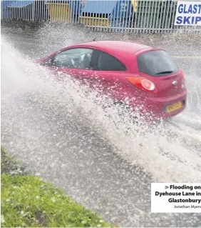  ?? Jonathan Myers ?? Flooding on Dyehouse Lane in
Glastonbur­y