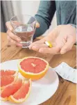  ??  ?? Schwierige Kombinatio­n: Die Stoffe in der Grapefruit beeinfluss­en Enzyme im Körper – und damit auch die Wirkung mancher Medikament­e.