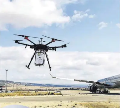  ?? Novaltia ?? Arriba, un dron del proyecto ‘Pharmadron’ en una prueba en el aeropuerto de Teruel. Abajo, Francisco y Daniel Yuste, de Delsat.
