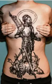  ?? Foto: Ilja Hummel ?? Das Bild zeigt Milena Heymann mit ihrem Tattoo von Tattoo-Artist Ilja Hummel. Es ist gestochen nach Dürers „Der heilige Georg zu Fuß“, um 1502/1503.
